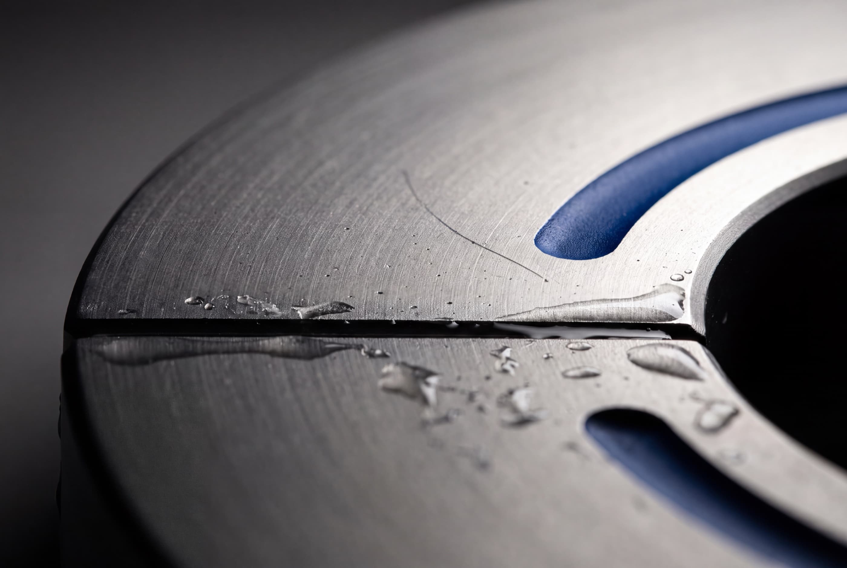 MERUS: macro of the ring's seam, where the two aluminium halves meet, with a cobalt inlay and seawater.